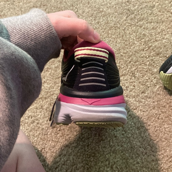Hoka Women's Black and Pink Running Shoes W Bondi 7 - Picture 4 of 6